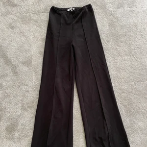 Kostymbyxor från Chiquelle - Säljer dessa fina kostymbyxor från Chiquelle i storlek xs. De är ganska normallånga, lite längre kanske och stretchiga i materialet✨