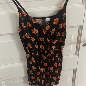jumpsuit stolek 36 - En fin sommrig jumpsuit från HM, stolek 36