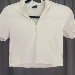 Snygg vit t-shirt med dragkedja💕 använt endast en gång när jag testat den!💕