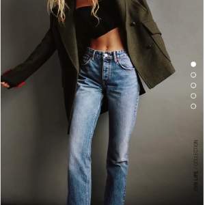 Säljer nu dessa populära jeans ifrån zara i stl 34, modellen är mid rise straight. Jeansen är slutsålda på hemsidan, dom är i bra skick och knappt använda.💞
