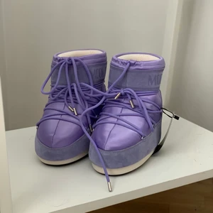Moon Boots  - Säljer mina Moon Boots i storlek 37-39. Aldrig använda! 💜💕