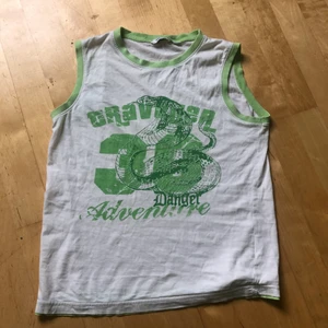 Linne med orm - Sött vitt linne med gröna detaljer och en 🐍. Barnstorlek men jag på bilden är 175 cm och har vanligtvis S