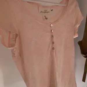 Jätte söt gullig rosa t-shirt  från H&M som aldrig kommit till användning 💗som man kan se på 2:a och 3:e bilderna så är den rätt genomskinlig. inga defekter eller fläckar!