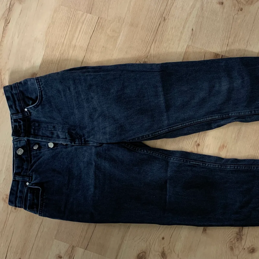 Svarta urtvättade i färg, jeansen är från bikbok och går inte att köpa längre. Vuxit ut de så säljer. Ser ut att vara klippta nertill. Korta i storlek. Jeans & Byxor.