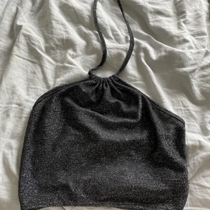 Halterneck topp - Glittrig halterneck topp från asos. Så fin perfekt till fest. Storlek 34 pris 70kr+frakt. Skriv privat för mer bilder/frågor