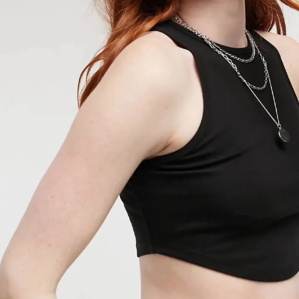 Bershka Curved Hem Black Crop Tank Top. Cotton blend. Tag size S. Wore 1x for Instagram shoot. Gently used excellent condition. No holes, tears, rips, stains, snags. Can take more pics/measurements. Pet/smoke free home. Pls expect wear in 2nd hand items.. Toppar.