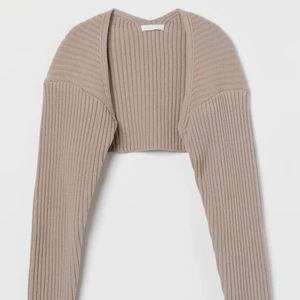 Kofta - Denhär fina ribbstickade boleron från hm säljer jag nu för 100kr.Den är strl XS och den är sparsamt använd💕Den passar perfekt nu till sommaren, och den är lätt att matcha med andra plagg❤️ priset diskuteras och köparen står för frakten💘