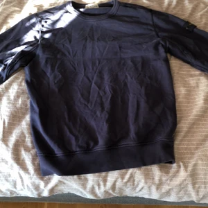 Äkta stone island tröja  - Storlek junior, äkta, lite urtvättad, knappt använd, ny pris ca 1500kr. Byter gärna annars mot något plag. Är intresserad av stone island sip hoodie.