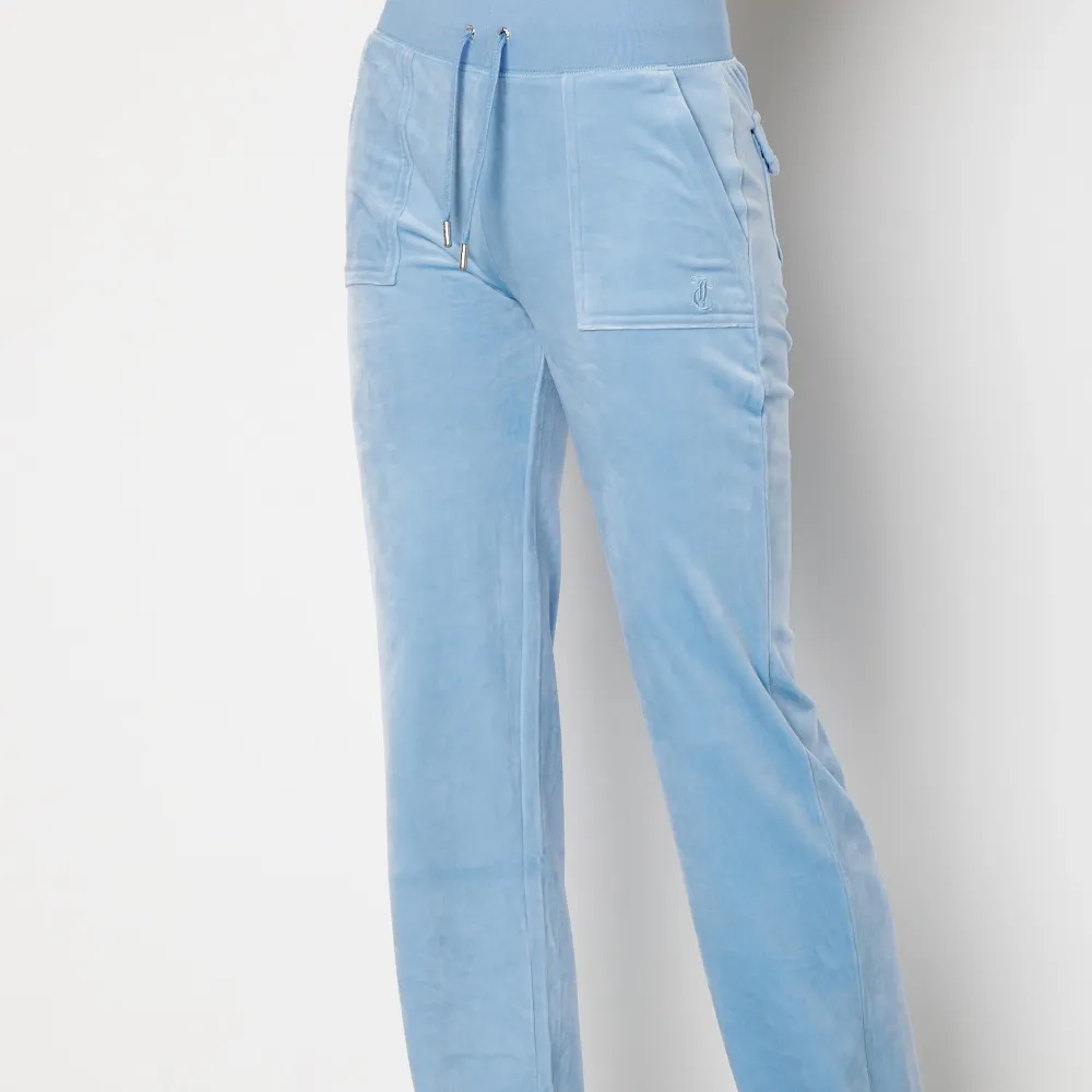 Säljer mina Ljusblåa juicy byxor då de är förstora!! De är ”frotte” material.💞🙌 Skriv privat om du har frågor, kan tänka mig sänka priset vid snabb affär.. Jeans & Byxor.