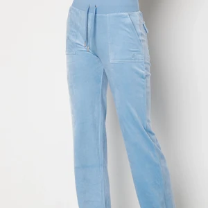 Juicy byxor - Säljer mina Ljusblåa juicy byxor då de är förstora!! De är ”frotte” material.💞🙌 Skriv privat om du har frågor, kan tänka mig sänka priset vid snabb affär.