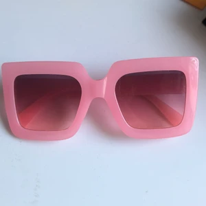 Solglasögon 💕 - Säljer ett par rosa solglasögon då de inte kommer till användning:)💕 