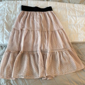 Ljusrosa kjol - Säljer denna kjolen i storlek S. Säljer via swish (inte via köp nu) så kontakta mig först så får du gratis frakt❤️