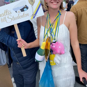 NA-KD klänning med fransdetalj  - En härlig fransklänning som jag endast använt en gång på min student. Den är så gott som ny. STORLEK: 40. Riktigt härlig klänning att svänga höfterna i 🥳. Köpte den för 539kr säljer den för 150kr exklusive frakt 69kr