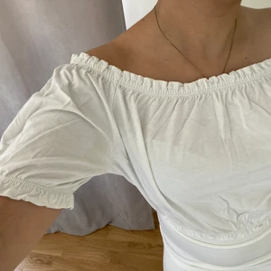 Topp med smockade detaljer - Här är en simpel vit crop top med smockade detaljer vid ändena. Köptes utomlands i storleken XS/S