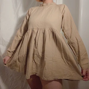 babydoll sommarklänning/topp - Supersöt babydoll klänning i brun, kan även användas som topp snyggt med ett par flared jeans till under t.ex. hösten eller shorts under sommaren i och med att den är rätt så kort! Size XS-S. 