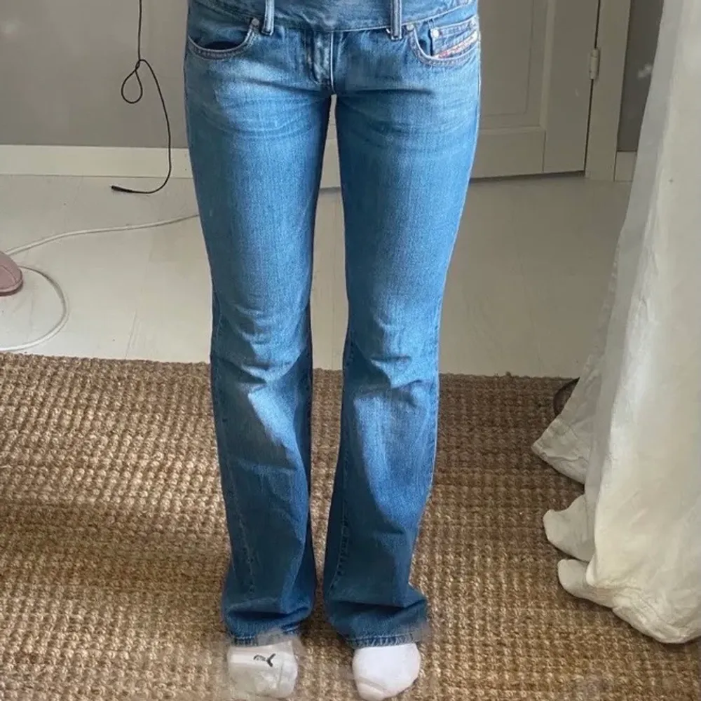 Säljer nu ett par lågmidjade jeans ifrån diesel. Skit snygga och bekväma. Älskar verkligen dessa men krävs en rensning. De är normala i storleken. Passar mig som är 165, med långa ben. Skulle säga att de passar XS - mindre M. Frakt tillkommer ❤️ . Jeans & Byxor.