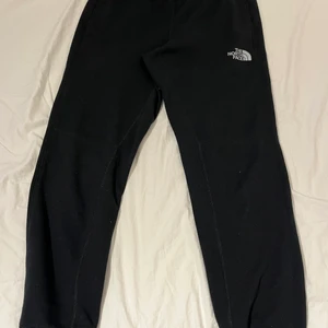 The north race byxor - Svarta north face byxor med reflex i storlek XL junior (158-170).