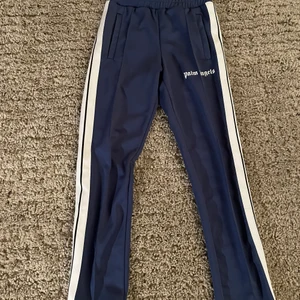 Palm angels - Säljer palm angels ca 1 år gamla men i väldigt bra skick. Size XS men stora i storleken och passar S bättre. Kvitto och tag finns kvar!