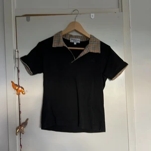 Burberry Top - Säljer nu min burberry topp som jag fått från min mamma, inte säker om den är äkta, men skulle nog säga att den är det, men kan tyvärr inte garantera nåt. Står på tröjan att den är storlek L, men den sitter ganska tajt på mig som har storlek S