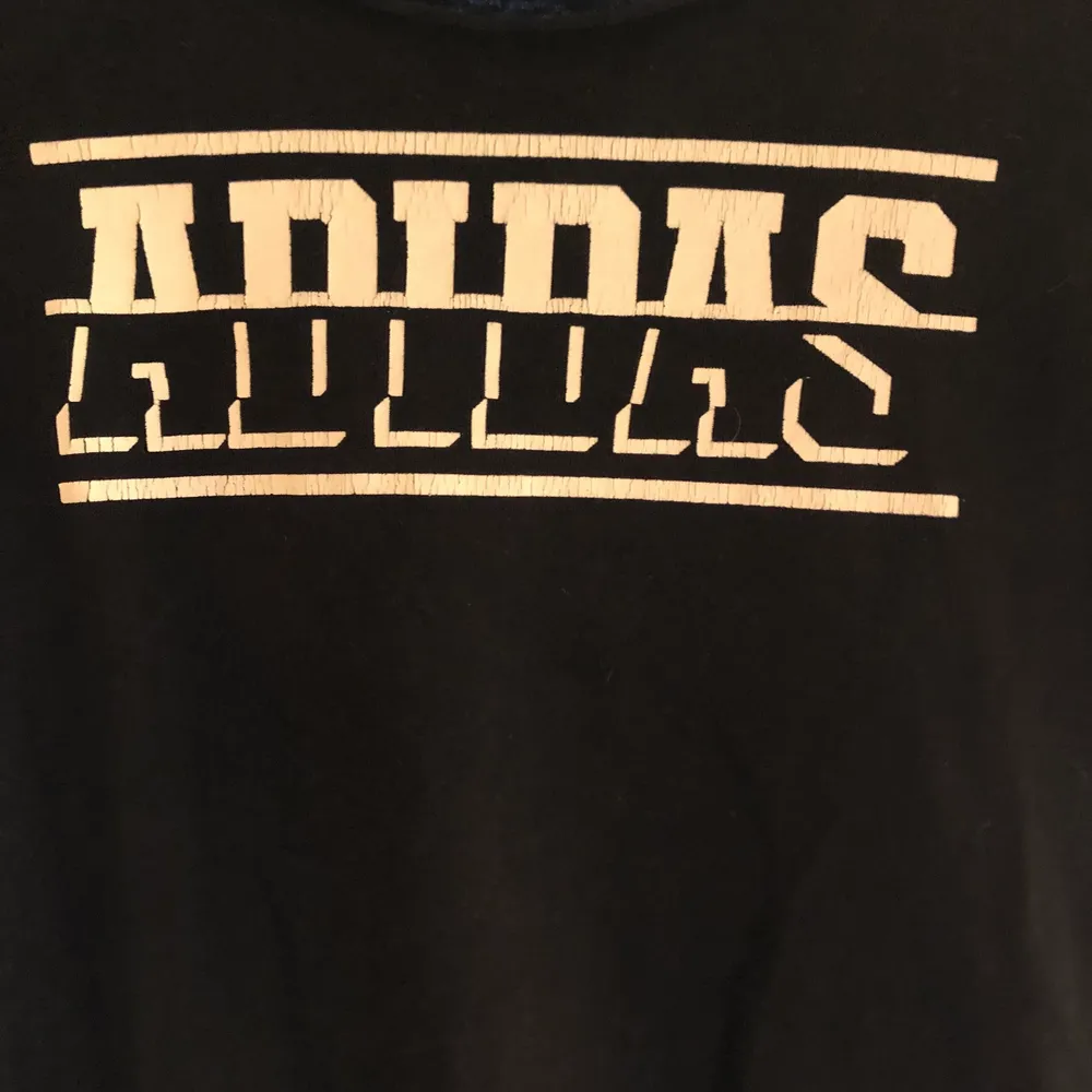 En svart Adidas t-shirt. Säljer denna för den kommer inte till användning å ligger ba å skräpar. Använt några gånger. . T-shirts.