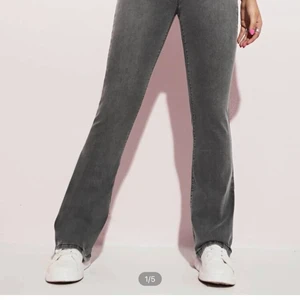 Jeans byxor  - Jag säljer dessa jätte fina byxor för dom tyvärr inte passa. Dom kommer i jätte fint skick aldrig andvönda o kommer i påsen jag fick dom i. Jag är 165cm lång och tycker dom passade bra i längden. Byxorna är i storlek Xs🫶🏻🫶🏻