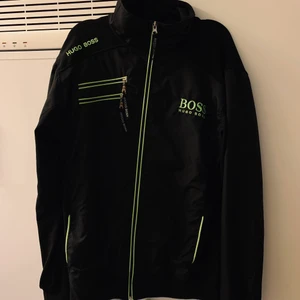 Hugo Boss kofta - Hugo Boss kofta  Str: XL, Modell: Herr, Skick: Helt ny, Pris: 350.  Kolla gärna in mina andra inlägg, Vid intresse av fler varor så fixar jag ett bra paketpris! 