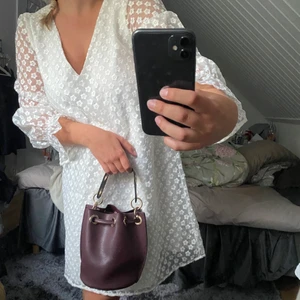 Väska  - Säljer den här fina väska som är köpt på Zara i Madrid! Använd några få gånger! Lätt och snyggt att sätta på en kedja till väskan. Köparen står för frakten 