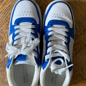 Pull&Bear sneakers - Helt sprillans nya skor från pull&bear, använt en gång då jag fick liknande oxh använder dem istället därför jag säljer