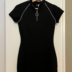 Svart klänning  - Svart klänning från H&M som jag använt 1 gång.  OBS, står inte för frakten. 