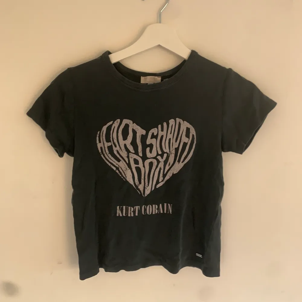 Mörkgrå topp från Pull&Bear. Använd endast några gånger och passar s/m.. Yläosat.