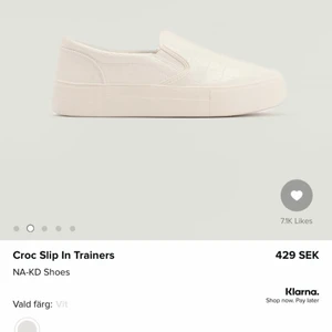 Vita skor NAKD - Fräscha vita skor från NAKD, slip in & krokodilmönster. I bra skick då de endast är använda några gånger💛 Storlek 40 men passar bra på mig som har 39! Nypris 429kr, säljer för 200kr + frakt🧡 HELT SLUTSÅLDA på hemsidan !!!