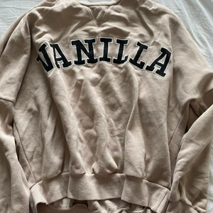 Tjocktröja - Brun/ beige tjocktröja från bikbok som jag köpt för några år sedan 