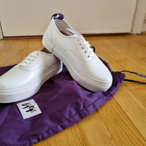 Nya eytys mother leather sneakers - Helt oanvända sneakers  påse tillkommer och lila skosnören 
