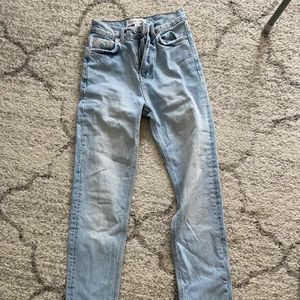 Gina Jeans med slits - Säljer nu mina absolut favorit jeans som tyvärr inte passar mig längre , dem är i väldigt bra skick och ser nästan ut som nya. Nere på byxorna så finns det slits som gör byxorna ännu finare! Köpta för 499kr och säljer nu för 150kr, Köparen står för frakt.
