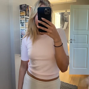 zara topp ljusrosa  - Säljer denna fint ljusrosa topp från zara som är lite tjockare/fin stickad i materialet. Perfekt till lågmidjad kjol i sommar💖. Den är i storlek S och är true to size, använd max 2 gånger!!💕😍