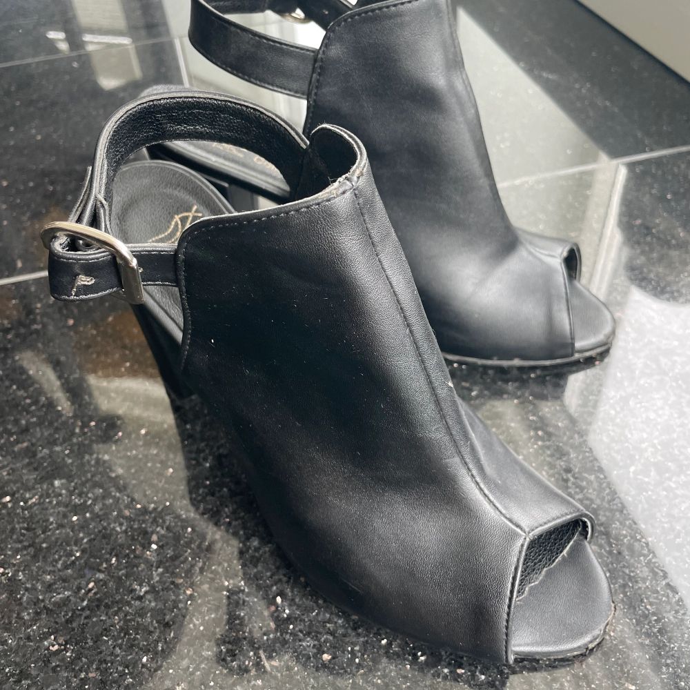 Svart Svarta högklackad sko med öppen häl och tå | Plick