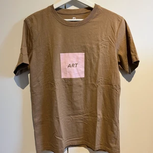 Poetic Collective T-shirt ”art” (M) - Poetic T-shirt. Nyskick, aldrig använd. Storlek M, sitter lite oversized men inte baggy