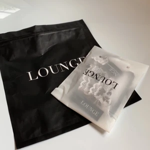 Lounge underwear trosa - Jättesöt trosa från Lounge Underwear, självklart helt nya och aldrig använda. Tyckte inte passformen var rätt på mig. De ska vara svarta och vita men tycker snarare de är ljusrosa med brun/svarta blommor.