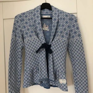 Odd Molly kofta med knyte  - En fin Odd Molly kofta som bara är använt ett fåtal gånger. I ett fint blått mönster och med knyte nedanför bröstet. Är i fint skick. 