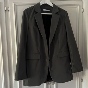 Nakd blazer - Grå blazer från Nakd, köpt här på plick men aldrig använd och är i jättefint skick. Storlek 36.