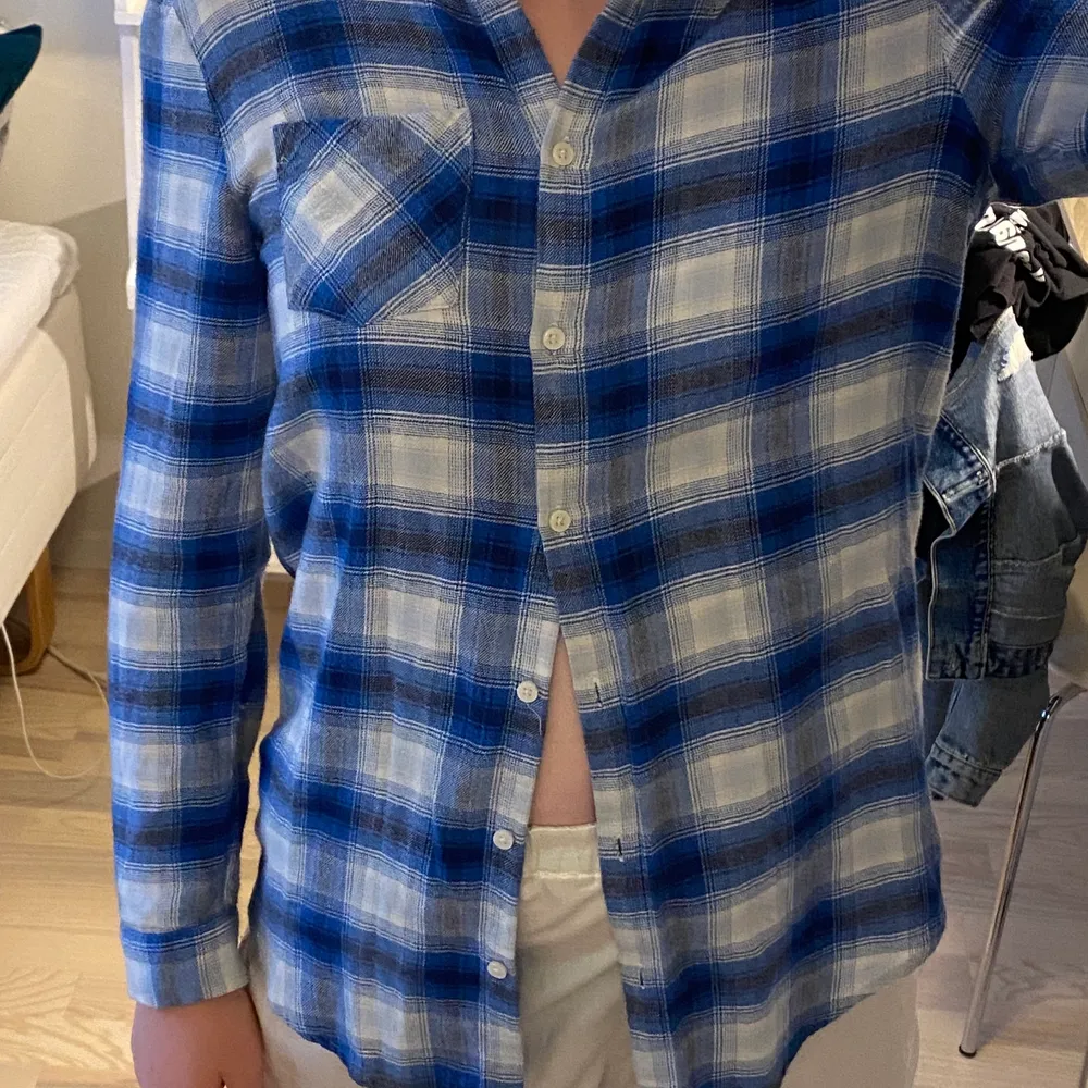 Blå flanellskjorta från H&M i storlek 158. Köpt för ungefär 2 år sedan och hyfsat oanvänd och i bra skick. Säljer då den blivit lite för liten och kort i ärmarna. . Skjortor.