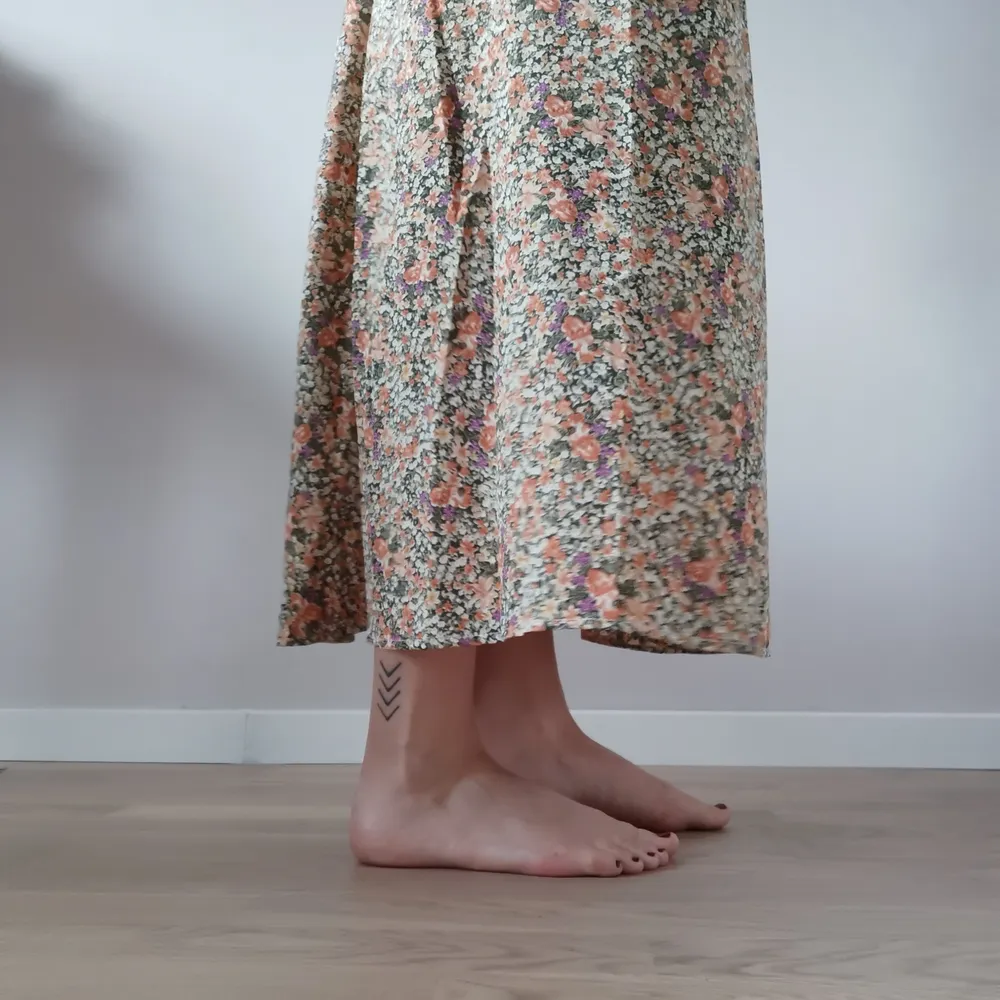 Blommig kjol från shein 🌟 aldrig använd 🌟jag är 164cm 🌟170kr inklusive frakt (dyrare om man vill ha spårbart) . Kjolar.