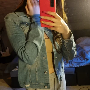 Jeans jacka - En blå jeans jacka från HM, det står 164 på lappen men jag tycker den är en S❤️❤️Jackan för 50kr + 91kr för frakten