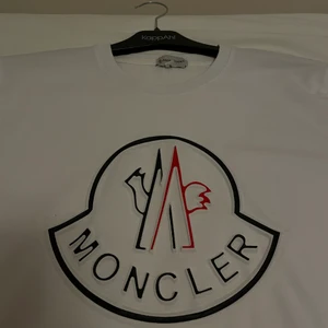Moncler T-shirt  - Moncler T-shirt i jättebra skick endast använd ett fåtal gånger.