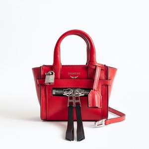 Super snygg röd väska ifrån Zadig. Säljer pga att den ej kommer till användning. Köpt på butiken i Stockholm för ca 4000 kr och är i bra skick. Skriv gärna om ni vill egna bilder! 🌟 