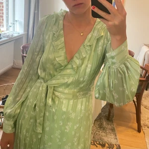 Grön blommig klänning från &Other stories - Säljer min gröna klänning från & Other stories 