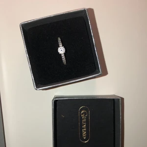 Ring i vitguld från Guldfynd  - En väldigt fin ring i äkta vitt guld från Guldfynd. Ringen ger en mer elegant och classy look. Passar bra för nån som vill ha en promise ring eller liknande. Nytt pris 2000kr, mitt pris 700, kan tänka mig sälja för 500 vid direkt köp. 