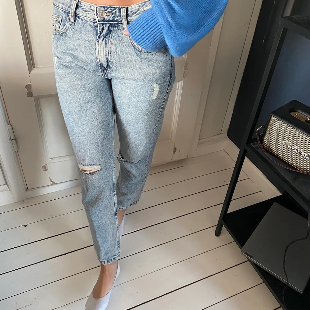 Jeans från Tommy Hilfiger model High Rise Slim Izzy Crop Jeans, är dock mer lågmidjade. I bra skick, använda fåtal gånger. Storlek 26/30. Nypris 1300kr. Mitt pris 300+frakt.. Jeans & Byxor.