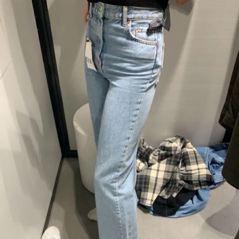 Dessa jättesnygga blåa jeansen från zara säljes! 🙌🙌 Hör av er om ni vill veta något eller skriv i kommentarerna! 🫶. Jeans & Byxor.