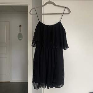 En jätte fin svart klänning från Zara i storlek M🥰 Skulle säga att den är liten för att vara M. Prislappen kvar och alltså aldrig använd!💕 Bara att skriva om du är intresserad eller om du vill se fler bilder😊
